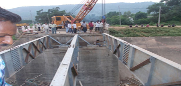 Manpower Erection of Steel Girder Bridge Work